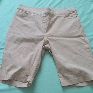 Beige stretchy Bermuda shorts with free cotton top